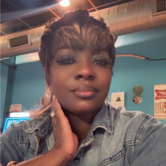 Meet your Posher, Roxy - Picture 1 of 1